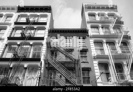 Photo en noir et blanc de vieux bâtiments avec des évasions de feu de fer, New York City, Etats-Unis. Banque D'Images