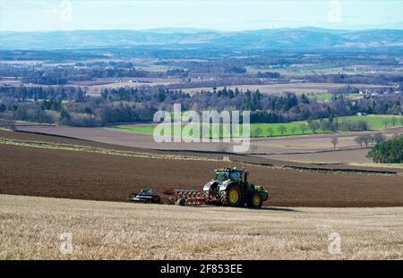 Tracteur John Deere série R avec charrue à 5 sillons, labourage de chaume Banque D'Images