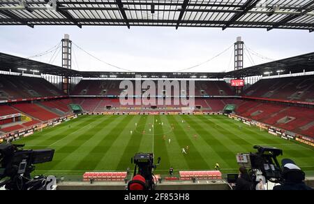 Cologne, Allemagne. 11 avril 2021. Football: Bundesliga, 1. FC Köln - FSV Mainz 05, 28e jour de match à Rhein-Energie-Stadion. Vue du stade pendant le match REMARQUE IMPORTANTE : Conformément aux exigences du DFL Deutsche Fußball Liga et du DFB Deutscher Fußball-Bund, il est interdit d'utiliser ou d'utiliser des photos prises dans le stade et/ou du match sous forme de séquences d'images et/ou de séries de photos de type vidéo. Credit: Federico Gambarini/dpa/Alay Live News Banque D'Images