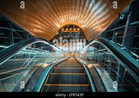 Dubaï, Émirats arabes Unis - 31 mars 2021 : station de métro intérieure de Dubaï dans le centre-ville de Dubaï en sortant de la route Sheikh Zayed vers le sud dans les Émirats arabes Unis la nuit Banque D'Images