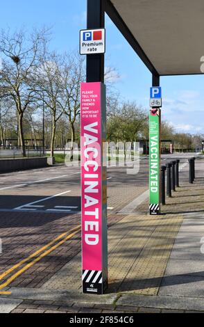 Avis dans le centre de Milton Keynes encourageant les gens à avoir une vaccination COVID-19. Banque D'Images