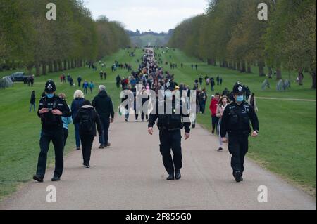 Windsor, Berkshire, Royaume-Uni. 11 avril 2021. Le centre-ville de Windsor a été très occupé de nouveau aujourd'hui, alors que des milliers sont arrivés pour rendre hommage au regretté prince Philip, le duc d'Édimbourg qui est décédé paisiblement au château de Windsor vendredi. Les gens ont laissé des hommages floraux, des cartes et des messages devant les portes du château de Windsor sur la longue promenade. Des funérailles privées auront lieu samedi à la chapelle Saint-Georges. Crédit : Maureen McLean/Alay Banque D'Images