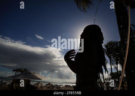 salvador, bahia / brésil - 22 décembre 2015: Femme prenant une douche à la plage de Placafor à Salvador. *** Légende locale *** Banque D'Images