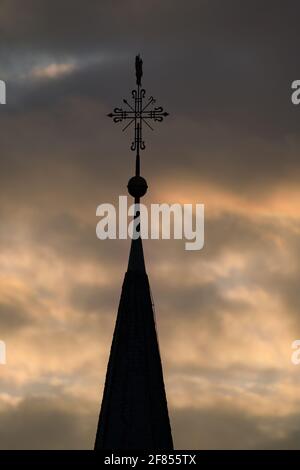 Un plan vertical d'une croix et d'une girouette sur un toit d'église Banque D'Images