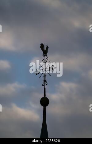 Un plan vertical d'une croix et d'une girouette sur un toit d'église Banque D'Images