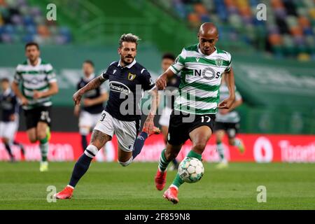 Lisbonne, Portugal. 11 avril 2021. Joao Mario de Sporting CP (R ) vies avec Diogo Figueiras de FC Famalicao lors du match de football de la Ligue portugaise entre Sporting CP et FC Famalicao au stade Jose Alvalade à Lisbonne, Portugal, le 11 avril 2021. Crédit : Pedro Fiuza/ZUMA Wire/Alay Live News Banque D'Images