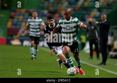 Lisbonne, Portugal. 11 avril 2021. Joao Mario de Sporting CP (R ) vies avec Gil Dias de FC Famalicao lors du match de football de la Ligue portugaise entre Sporting CP et FC Famalicao au stade Jose Alvalade à Lisbonne, Portugal, le 11 avril 2021. Crédit : Pedro Fiuza/ZUMA Wire/Alay Live News Banque D'Images