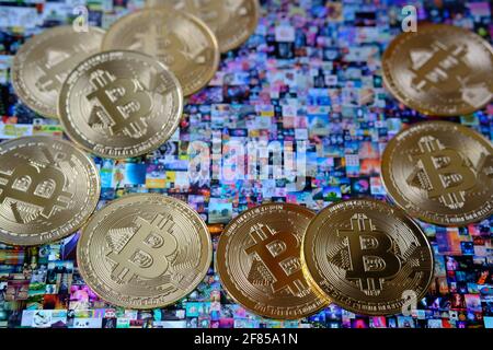 Pièces Bitcoin placées sur ipad avec Beeple ' EVERYDAYS: LES 5000 PREMIERS JOURS de collage art signé avec NFT jeton. Mise au point sélective. Concept. Stafford, Royaume-Uni, Banque D'Images