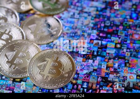 Pièces Bitcoin placées sur ipad avec Beeple ' EVERYDAYS: LES 5000 PREMIERS JOURS de collage art signé avec NFT jeton. Mise au point sélective. Concept. Stafford, Royaume-Uni, Banque D'Images