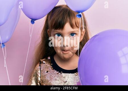 Petite fille caucasienne, enfant tenant des ballons déprimé et s'inquiéter de la détresse, pleurant en colère et peur. Expression triste. Banque D'Images