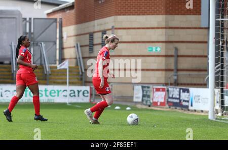 Londres, Royaume-Uni. 11 avril 2021. LONDRES, ANGLETERRE - AVRIL 11 : Nvara Denny de Leyton Orient a obtenu des scores (à gauche) lors de la coupe Vitality Women's FA troisième tour correct entre Leyton Orient Women et Chichester & Selsey Dames au Breyer Group Stadium, Brisbane Road, Londres, Royaume-Uni le 11 avril 2021 crédit : action Foto Sport/Alay Live News Banque D'Images