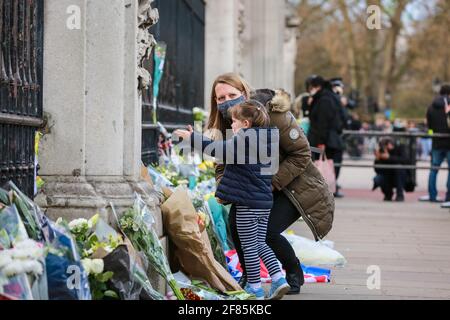 Londres, Royaume-Uni. 09 avril 2021. Fleurs hommages rendus par les gens au Palais de Buckingham après la mort du prince Philippe. Crédit: Waldemar Sikora Banque D'Images