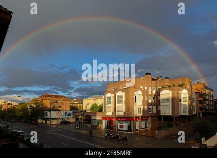 Madrid, Espagne. 11 avril 2021. Un arc-en-ciel est vu dans le ciel au-dessus de Madrid, Espagne, le 11 avril 2021. Credit: Meng Dingbo/Xinhua/Alay Live News Banque D'Images