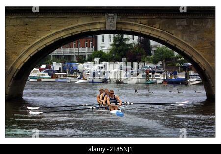 SIR Steve Redgrave, Mathew Pinsent, James Cracknell et Tim Foster ont pour la dernière fois raliné le bateau dans lequel ils ont gagné l'or olympique à Sydney jusqu'au musée de la rivière et de l'aviron à Henley-on-Thames Banque D'Images