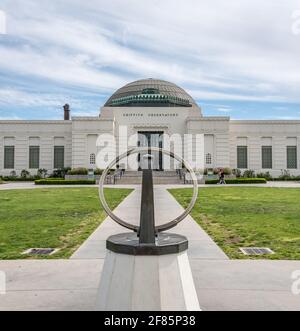 Devant de l'observatoire Griffith avec cadran solaire au centre, pas de personnes sur la pelouse ni de marches vers le bâtiment historique de Los Angeles. Banque D'Images