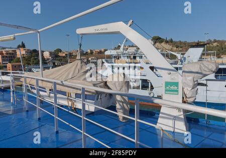 Bateau de sauvetage sur le ferry ancré dans le port de Corfou Grèce Banque D'Images