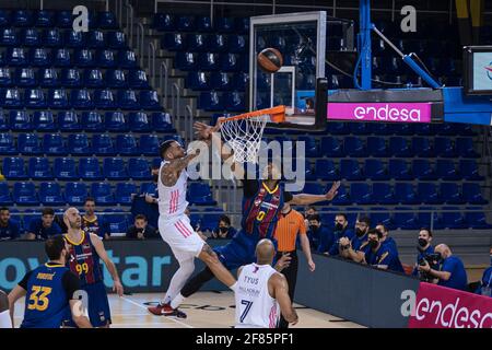 Espagne. 11 avril 2021. BARCELONE, ESPAGNE - AVRIL 11 : Brandon Davies (0) de Barcaand Jeffery Taylor (44) du Real Madrid pendant le match Barcavs Real Madrid de la ligue ACB le 11 avril 2021, à Palau Blaugrana, Barcelone, Espagne. (Photo de Pau de la Calle/SipaUSA). Credit: SIPA USA/Alay Live News Banque D'Images