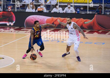 Espagne. 11 avril 2021. BARCELONE, ESPAGNE - AVRIL 11 : Cory Higgins (22) de Barcaand Jeffery Taylor (44) du Real Madrid pendant le match Barcava Real Madrid de la ligue ACB le 11 avril 2021, à Palau Blaugrana, Barcelone, Espagne. (Photo de Pau de la Calle/SipaUSA). Credit: SIPA USA/Alay Live News Banque D'Images