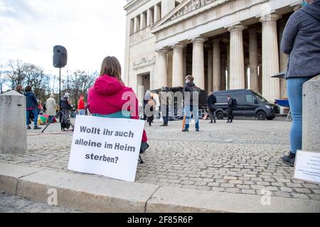 Woldt ihr auch alleine im Heim sterben? ' Hunderte Menschen aus dem Querdenken Spektrum versammelten sich am 11. Avril 2021 à München, UM gegen sämtliche Corona Maßnahmen zu demonstrieren. - lecture du signe: ' voulez-vous mourir seul dans une maison de retraite? ' le 11 2021 avril, des centaines de personnes se sont jointes à une manifestation contre toutes les mesures Covid à Munich, en Allemagne. (Photo par Alexander Pohl/Sipa USA) crédit: SIPA USA/Alay Live News Banque D'Images