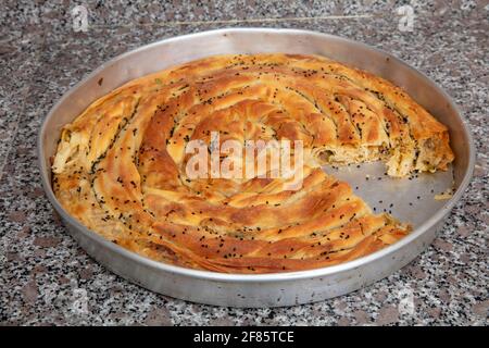 borek bosniaque. Roulés de borek faits maison, épinards, pomme de terre et fromage feta, cuisine turque. Culture turque Ramadan et Eid-Adha traiteur préparat Banque D'Images