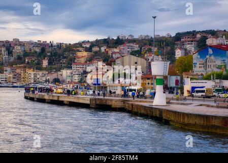 La position du détroit de Bosporus, qui relie la Méditerranée à la mer Noire, en fait un centre d'activités de pêche. La nature des courants et t Banque D'Images