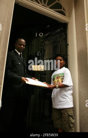 Gabriel Kassayie, 9 ans, remet une pétition à 10 Downing Street demandant au gouvernement britannique de renvoyer les antiqiuties éthiopiennes, actuellement détenues dans les musées britanniques, en Éthiopie pour le millénaire éthiopien. pic David Sandison 17/6/2007 Banque D'Images