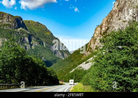 Le Naeroydalen, vallée Viking vers le Naeroyfjorden. Autoroute E16 en Norvège avec des montagnes épiques des deux côtés Banque D'Images