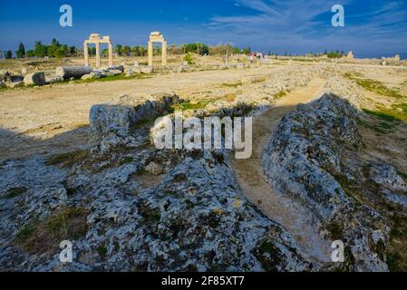 Hiérapolis était dédié à Apollo Lairbenos, qui aurait fondé la ville. Le Temple d'Apollon qui survit en ruines aujourd'hui date du Banque D'Images