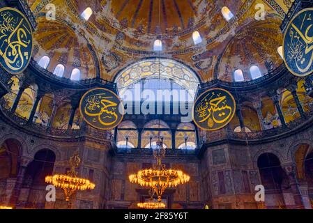 Vue intérieure de la basilique Sainte-Sophie, montrant des éléments chrétiens et islamiques sur le dôme principal et les pendentifs pris @Istanbul, Turquie Banque D'Images