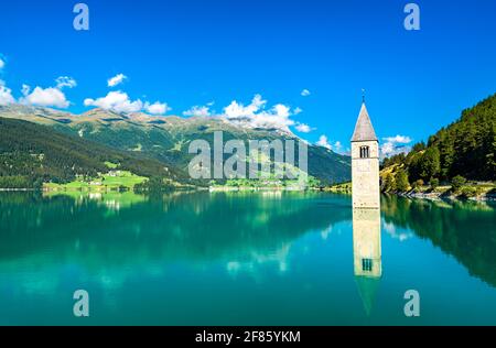 Tour de cloche submergée de Curon sur le lac de Reschen dans le Tyrol du Sud, Italie Banque D'Images