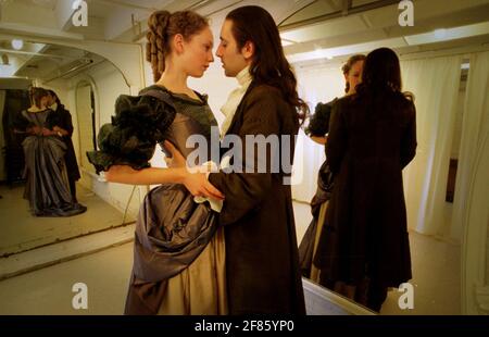 LES ACTEURS HATTIE MORAHAN ET STEPHEN NOONAN RÉPÈTENT POUR "L'AMOUR DANS UN BOIS" AU SWAN THEATRE STRATFORD À COTUMES CONÇU PAR SUE WILLMINGTON LES COSTUMES PRÉSENTENT DES CORSETS POUR LES HOMMES ET LES FEMMES. Banque D'Images