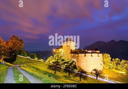 Château de Vaduz au Liechtenstein la nuit Banque D'Images