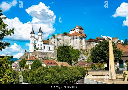 Château d'Aarburg et église en Suisse Banque D'Images