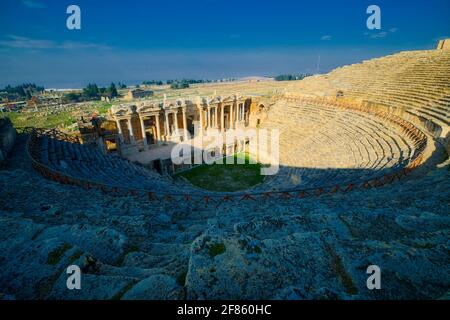 Le théâtre de Hiérapolis est bien conservé, en particulier les bâtiments de scène, qui ont été joliment décorés avec des reliefs. Construit autour de 200 av. J.-C., Banque D'Images