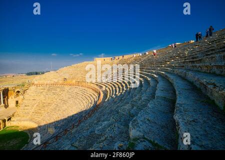 Le théâtre de Hiérapolis est bien conservé, en particulier les bâtiments de scène, qui ont été joliment décorés avec des reliefs. Construit autour de 200 av. J.-C., Banque D'Images