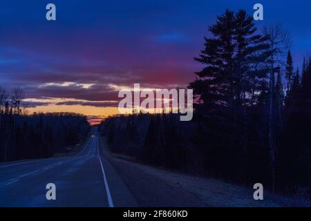 Coucher de soleil sur la Highway 77 (la ligne de partage continentale) dans le nord du Wisconsin. Banque D'Images