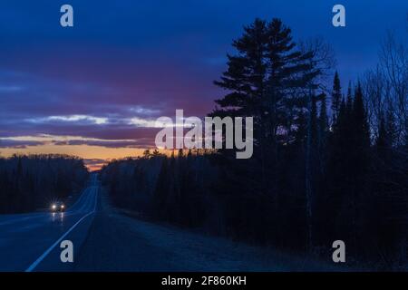 Coucher de soleil sur la Highway 77 (la ligne de partage continentale) dans le nord du Wisconsin. Banque D'Images