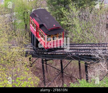 Un téléphérique sur le Duquesne Incline qui traverse ses rails jusqu'à la gare de Mt Washington, Pittsburgh, Pennsylvanie, États-Unis Banque D'Images