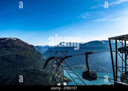 Station de cabine de tramway aérien Loen Skylift au sommet du mont Hoven, Norvège avec vue panoramique sur le lac Loen Banque D'Images