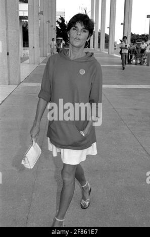 Ali MacGraw arrive au Mark Taper Forum, au Music Center, à Los Angeles, pour le Dory Previn's Theatre in Progress intitulé 6 août 1945 an anti-Nuke production. 1982 crédit : Ralph Dominguez/MediaPunch Banque D'Images