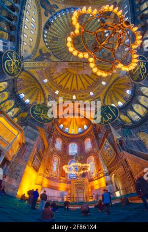 Vue intérieure de la basilique Sainte-Sophie, montrant des éléments chrétiens et islamiques sur le dôme principal et les pendentifs pris @Istanbul, Turquie Banque D'Images