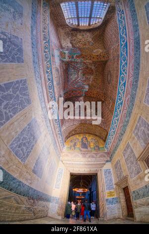La basilique Sainte-Sophie est une énorme merveille architecturale à Istanbul, en Turquie, qui a été construite à l'origine comme basilique chrétienne il y a près de 1,500 ans. UM Banque D'Images