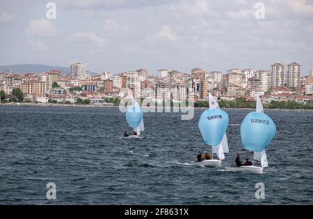 ISTANBUL, TURQUIE - 8 MAI : course au laser de la coupe d'Istanbul au bord de la mer de Fenerbahce le 8 mai 2008 à Istanbul, Turquie. La course laser de la coupe d'Istanbul de 25 intérieurs a participé. Banque D'Images