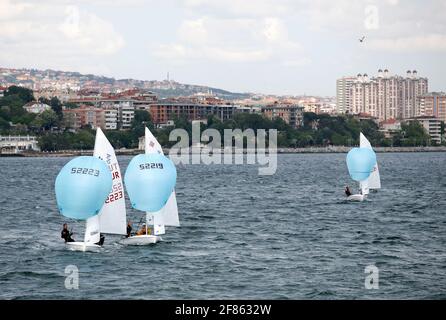 ISTANBUL, TURQUIE - 8 MAI : course au laser de la coupe d'Istanbul au bord de la mer de Fenerbahce le 8 mai 2008 à Istanbul, Turquie. La course laser de la coupe d'Istanbul de 25 intérieurs a participé. Banque D'Images