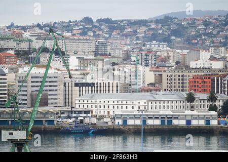 Coruna-Espagne. Bateau de douane amarré à la jetée avec la ville en arrière-plan et une grue portuaire en premier plan le 18 février 2018 Banque D'Images