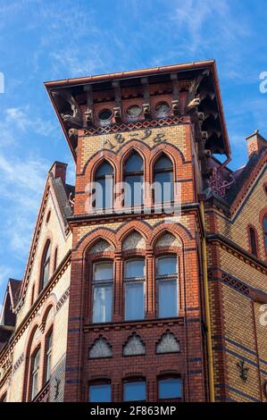 POZNAN, POLOGNE - 08 mars 2015 : gros plan d'un ancien immeuble d'appartements dans la ville Banque D'Images