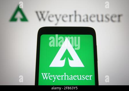 Ukraine. 12 avril 2021. Dans cette illustration, un logo Weyerhaeuser d'une société de fiducie d'investissement immobilier américaine est visible sur un smartphone et un écran de pc. (Photo de Pavlo Gonchar/SOPA Images/Sipa USA) crédit: SIPA USA/Alay Live News Banque D'Images
