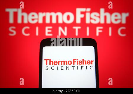 Ukraine. 12 avril 2021. Sur cette illustration, le logo Thermo Fisher Scientific apparaît sur un smartphone et un écran d'ordinateur. (Photo de Pavlo Gonchar/SOPA Images/Sipa USA) crédit: SIPA USA/Alay Live News Banque D'Images