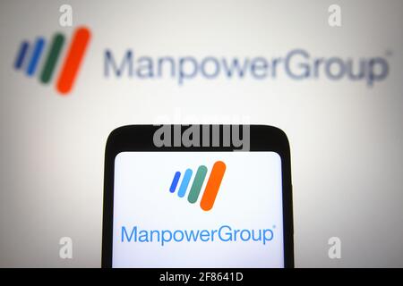 Ukraine. 12 avril 2021. Dans cette illustration, le logo ManpowerGroup apparaît sur un smartphone et un écran de pc. Credit: Pavlo Gonchar/SOPA Images/ZUMA Wire/Alay Live News Banque D'Images