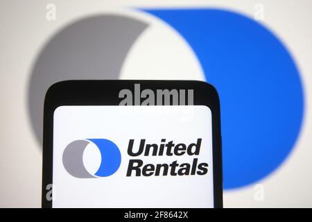 Ukraine. 12 avril 2021. Dans cette illustration, le logo United Rentals est visible sur un smartphone et un écran de pc. Credit: Pavlo Gonchar/SOPA Images/ZUMA Wire/Alay Live News Banque D'Images